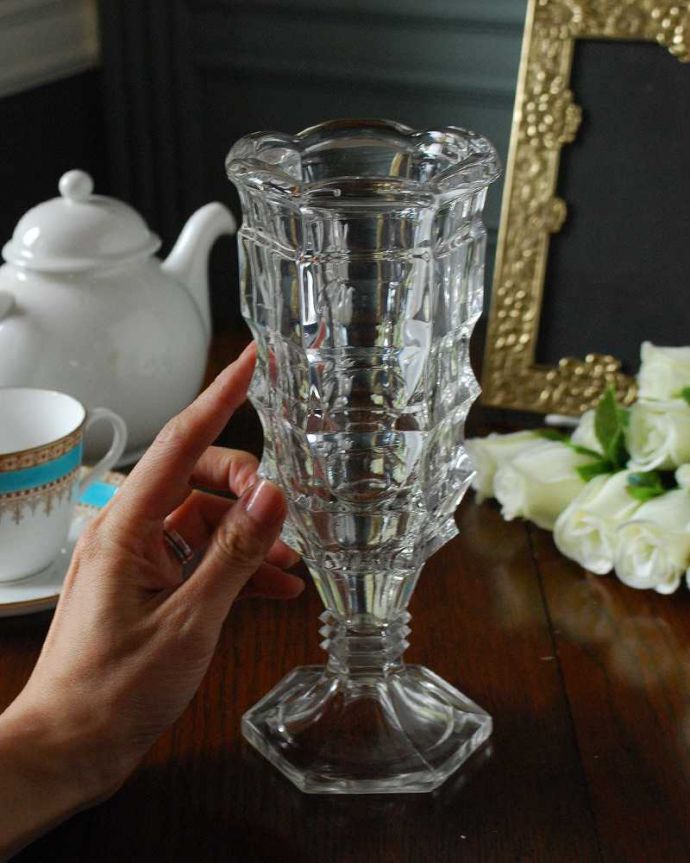 アンティーク 雑貨のガラス小物　アンティーク雑貨　豪華なカッティングで美しく輝かくプレスドグラス、アンティークのフラワーベース（花器）。キラキラ輝く美しさ置いておくだけでも絵になるデザイン。(pg-5110)