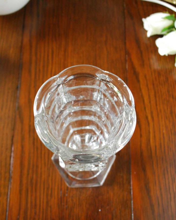 アンティーク 雑貨のガラス小物　アンティーク雑貨　豪華なカッティングで美しく輝かくプレスドグラス、アンティークのフラワーベース（花器）。上から見て中をチェックアンティークなので多少の欠けやキズがある場合がありますが、使用上問題ありませんのでご了承下さい。(pg-5110)
