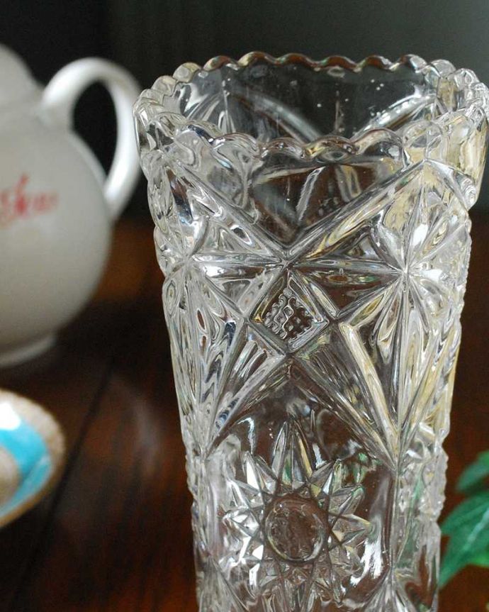 アンティーク 雑貨のガラス小物 アンティーク雑貨 太陽と星のカッティングが美しいアンティークプレスドグラス、フラワーべース。お花を入れずに眺めているだけで幸せな時間アンティークのガラスは成分が今のものと違うので、置いておくだけでキラキラ輝いて楽しめます。(pg-5112)