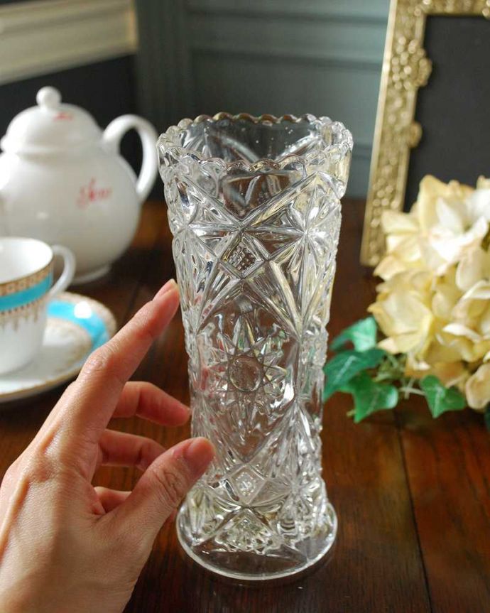アンティーク 雑貨のガラス小物 アンティーク雑貨 太陽と星のカッティングが美しいアンティークプレスドグラス、フラワーべース。気軽に使えるフラワーベース英国らしくいろんなサイズが見つかる花器。(pg-5112)