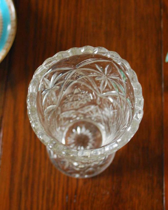 アンティーク 雑貨のガラス小物 アンティーク雑貨 太陽と星のカッティングが美しいアンティークプレスドグラス、フラワーべース。上から見るとこんな感じですアンティークなので、多少の欠け・傷がある場合がありますが、使用上問題はありませんのでご了承下さい。(pg-5112)