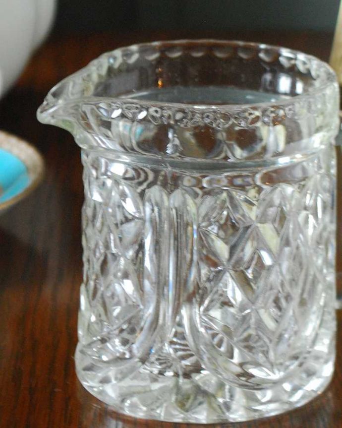 アンティーク 雑貨のガラス小物　アンティーク雑貨　キラキラ輝く小さなアンティークプレスドグラス、ミニピッチャー(ミルクポット)。お茶の時間に欠かせないミルクピッチャーミルクティーが大好きな英国人が作ったガラスのミルクピッチャーは、たっぷりミルクが注げるようにサイズが大きめです。(pg-5118)