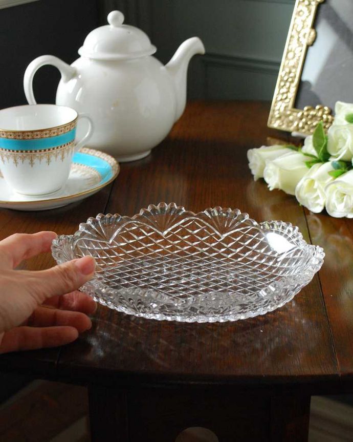 アンティーク 雑貨のガラス小物　アンティーク雑貨　フリフリした縁取りがとっても可愛いアンティーク プレスドグラスのボウル。いろいろ便利に使えます食卓で使うのはもちろん、お花を浮かべたり、花器代わりに使ったりと自分だけの使い方を楽しんで下さい。(pg-5119)