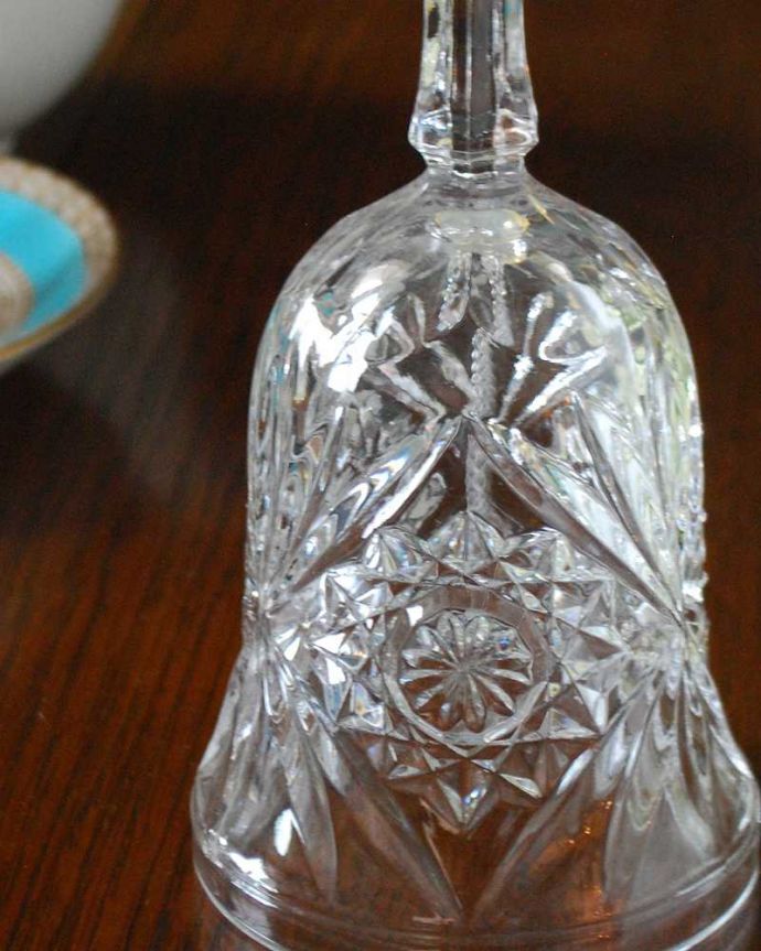アンティーク 雑貨のガラス小物 アンティーク雑貨 英国から届いたガラスのベル、アンティーク のプレスドグラス。装飾も美しいガラスで出来たベル使用人を呼ぶために日常的に使われていたベル。(pg-5120)