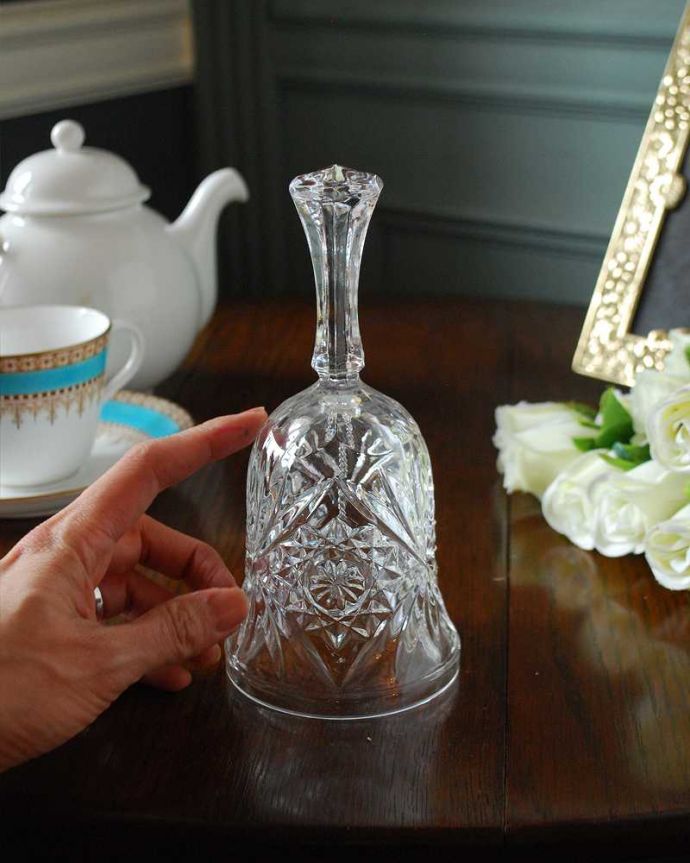 アンティーク 雑貨のガラス小物 アンティーク雑貨 英国から届いたガラスのベル、アンティーク のプレスドグラス。大きさはこれくらいですいろんな場所に置いて使われていただけあって、大きさもいろいろ。(pg-5120)