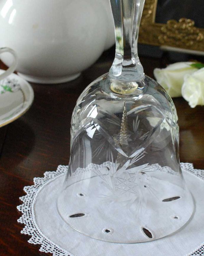 アンティーク 雑貨のガラス小物　アンティーク雑貨　クリアなガラスに美しい模様、アンティークのガラスのベル。装飾も美しいガラスで出来たベル使用人を呼ぶために日常的に使われていたベル。(pg-5122)