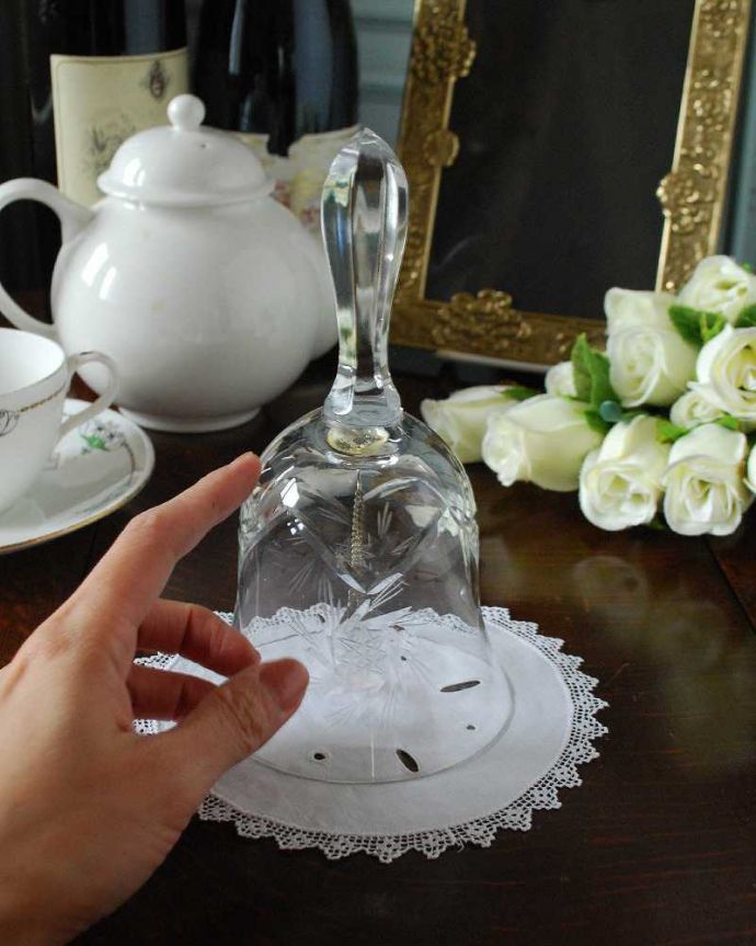 アンティーク 雑貨のガラス小物　アンティーク雑貨　クリアなガラスに美しい模様、アンティークのガラスのベル。大きさはこれくらいですいろんな場所に置いて使われていただけあって、大きさもいろいろ。(pg-5122)