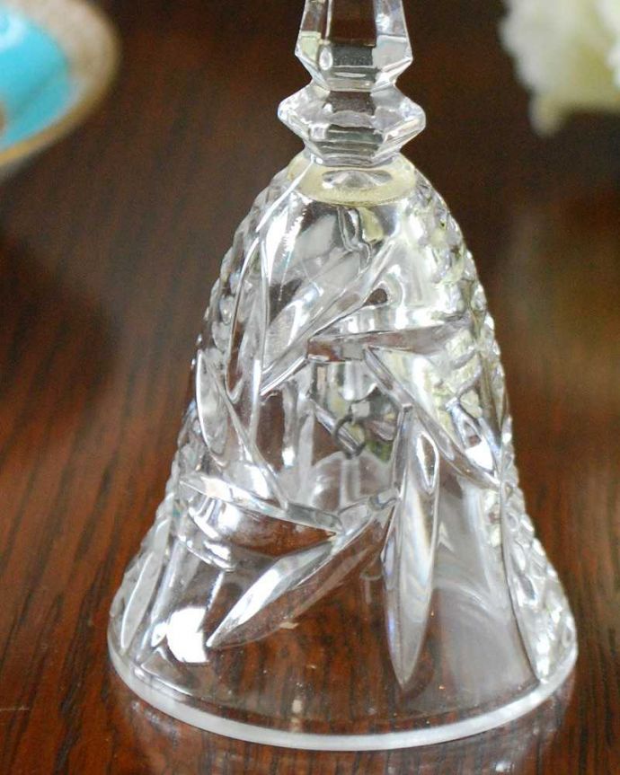 アンティーク 雑貨のガラス小物　アンティーク雑貨　手のひらサイズのコンパクトさが可愛いアンティークのプレスドグラスのベル。装飾も美しいガラスで出来たベル使用人を呼ぶために日常的に使われていたベル。(pg-5126)