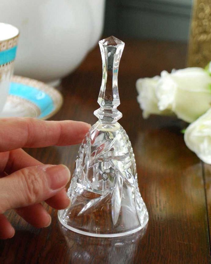 アンティーク 雑貨のガラス小物　アンティーク雑貨　手のひらサイズのコンパクトさが可愛いアンティークのプレスドグラスのベル。大きさはこれくらいですいろんな場所に置いて使われていただけあって、大きさもいろいろ。(pg-5126)