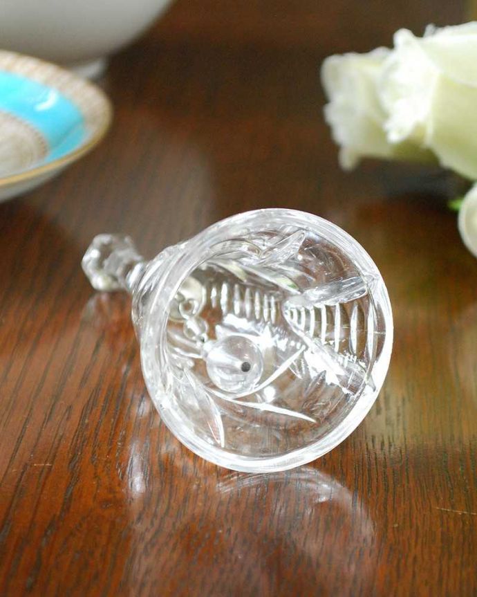 アンティーク 雑貨のガラス小物　アンティーク雑貨　手のひらサイズのコンパクトさが可愛いアンティークのプレスドグラスのベル。キレイな音を奏でてくれますアンティークなので多少のキズやカケがある場合はありますが、きちんと鳴ります。(pg-5126)