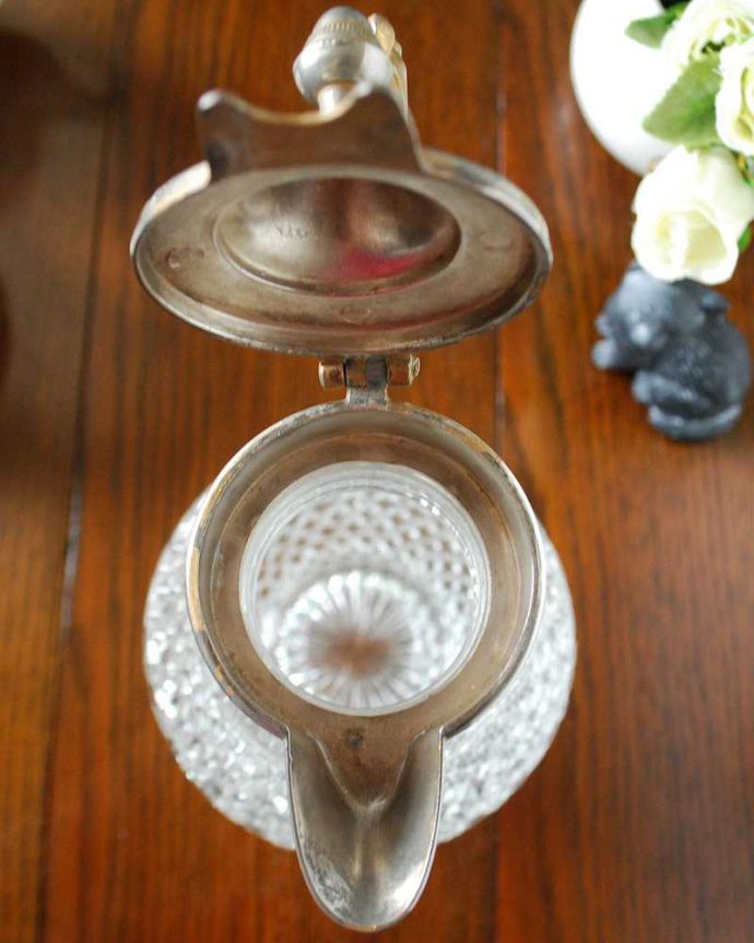 アンティーク 雑貨のガラス小物 アンティーク雑貨 実用的にも大活躍するアンティークプレスドグラスのデカンタ。上から見るとこんな感じです。(pg-5134)