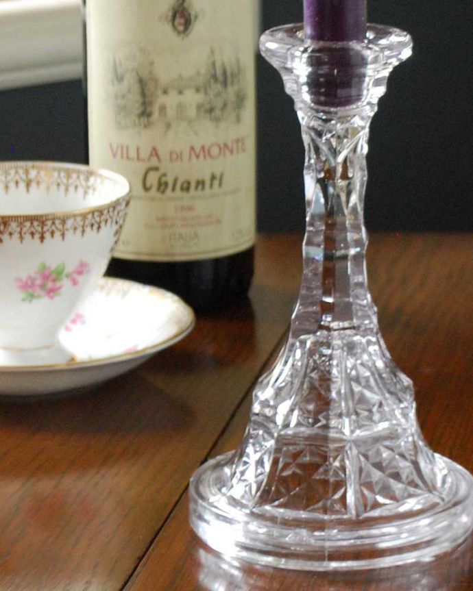 アンティーク 雑貨のガラス小物 アンティーク雑貨 エッフェル塔のようなオシャレなデザインのアンティーク プレスドグラス(キャンドルスタンド-セット)。ドレッシングセットの必須アイテムでしたもともとはドレッシングセットとしてパフケースと一緒にトレイの上に必ずセッティングされていたキャンドルスタンド。(pg-5136)