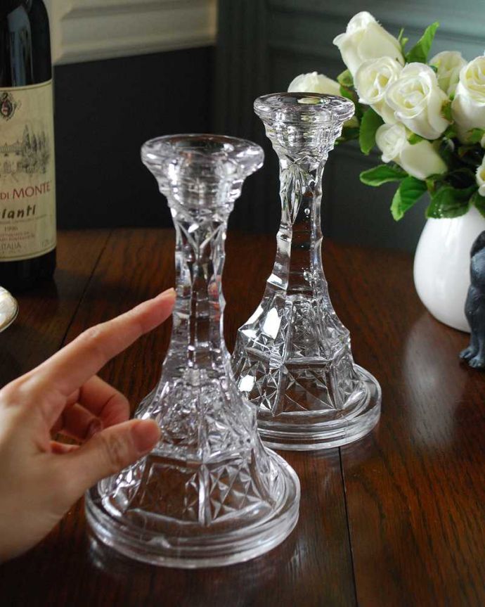 アンティーク 雑貨のガラス小物 アンティーク雑貨 エッフェル塔のようなオシャレなデザインのアンティーク プレスドグラス(キャンドルスタンド-セット)。癒されるキャンドルの灯りここにキャンドルを挿すだけで、なんだか特別な日に変わります。(pg-5136)