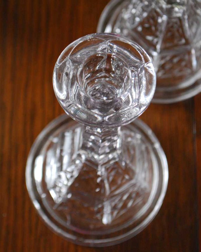 アンティーク 雑貨のガラス小物 アンティーク雑貨 エッフェル塔のようなオシャレなデザインのアンティーク プレスドグラス(キャンドルスタンド-セット)。上から見るとこんな感じですアンティークなので多少のキズやカケがある場合はありますが、使用上問題はありませんのでご了承下さい。(pg-5136)