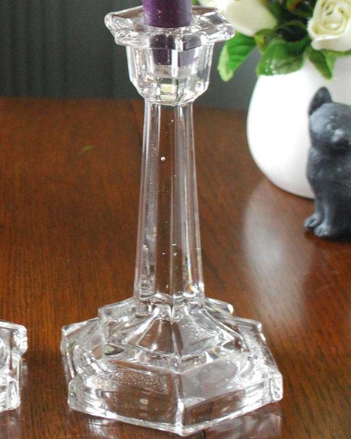 アンティーク雑貨 大人のオシャレなアンティークインテリア、ガラスのキレイなキャンドルスタンド セット。ドレッシングセットの必須アイテムでしたもともとはドレッシングセットとしてパフケースと一緒にトレイの上に必ずセッティングされていたキャンドルスタンド。(pg-5137)