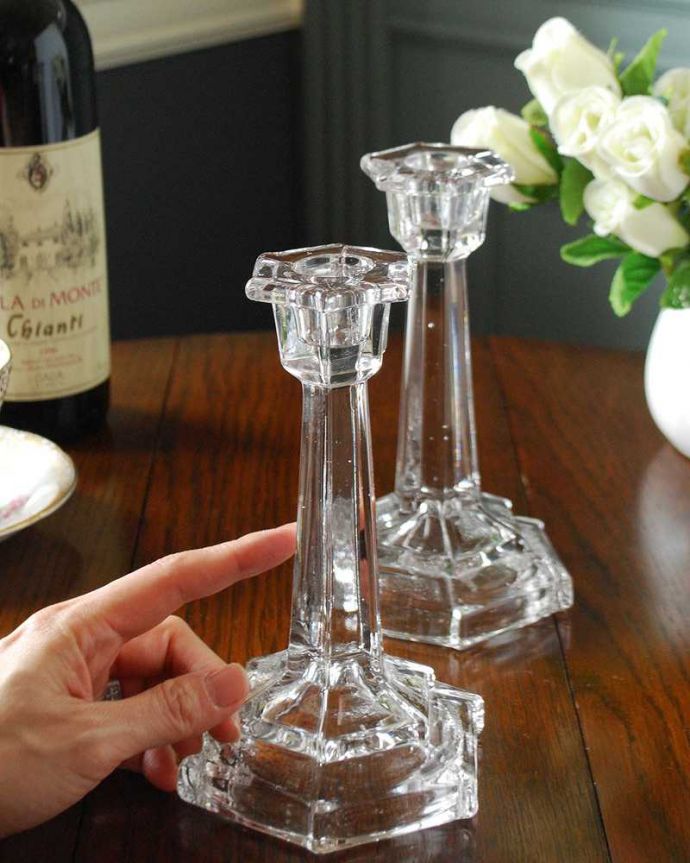 アンティーク雑貨 大人のオシャレなアンティークインテリア、ガラスのキレイなキャンドルスタンド セット。癒されるキャンドルの灯りここにキャンドルを挿すだけで、なんだか特別な日に変わります。(pg-5137)