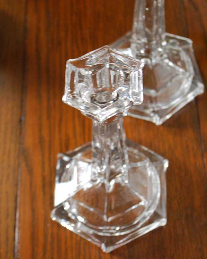 アンティーク雑貨 大人のオシャレなアンティークインテリア、ガラスのキレイなキャンドルスタンド セット。上から見るとこんな感じですアンティークなので多少のキズやカケがある場合はありますが、使用上問題はありませんのでご了承下さい。(pg-5137)