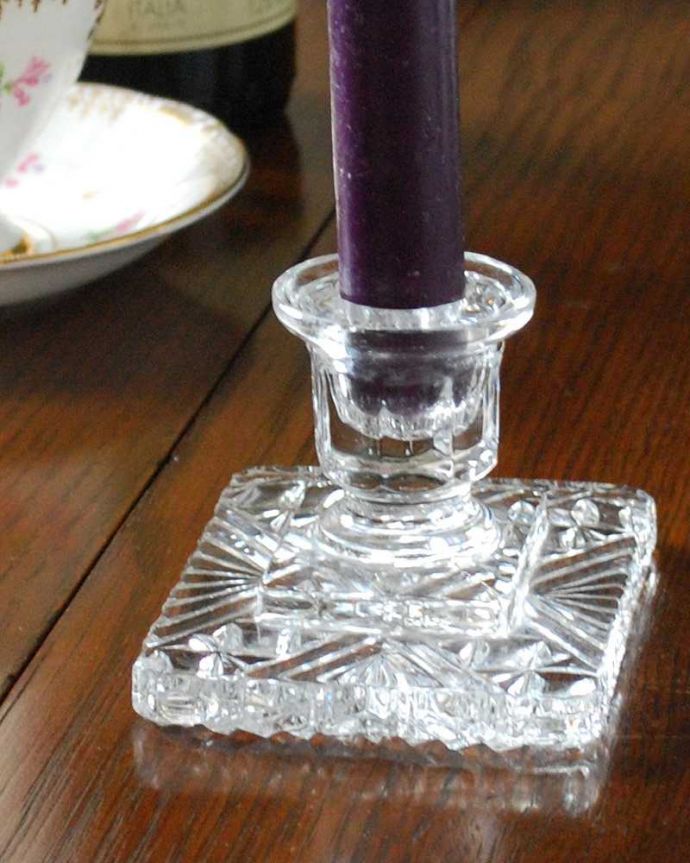 アンティーク雑貨 スクエア型のスタイリッシュなキャンドルスタンド、アンティークプレスドグラス(セット)。ドレッシングセットの必須アイテムでしたもともとはドレッシングセットとしてパフケースと一緒にトレイの上に必ずセッティングされていたキャンドルスタンド。(pg-5140)
