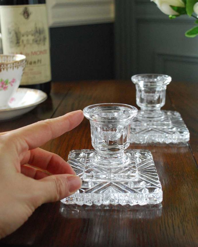 アンティーク雑貨 スクエア型のスタイリッシュなキャンドルスタンド、アンティークプレスドグラス(セット)。癒されるキャンドルの灯りここにキャンドルを挿すだけで、なんだか特別な日に変わります。(pg-5140)