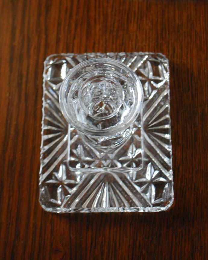 アンティーク雑貨 スクエア型のスタイリッシュなキャンドルスタンド、アンティークプレスドグラス(セット)。上から見るとこんな感じですアンティークなので多少のキズやカケがある場合はありますが、使用上問題はありませんのでご了承下さい。(pg-5140)