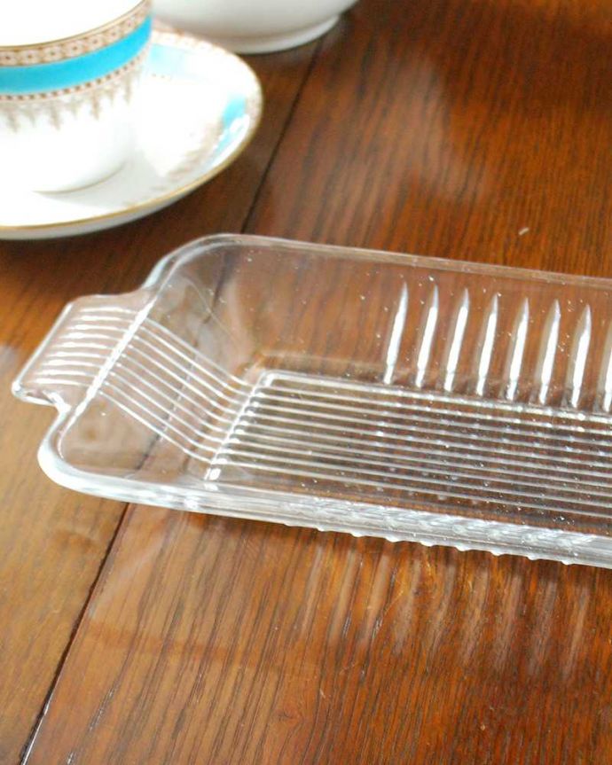 アンティーク雑貨 ラインの入ったシンプルなガラスのプレート、アンティークプレスドグラス。アフタヌーンティーに欠かせないサンドイッチトレイ英国らしく、アフタヌーンティーに欠かせないサンドイッチを乗せるために作られたサンドイッチトレイ。(pg-5141)