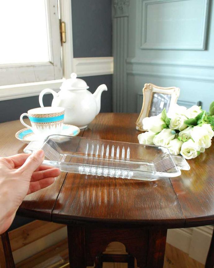 アンティーク雑貨 ラインの入ったシンプルなガラスのプレート、アンティークプレスドグラス。いろいろ自由に使って下さいサンドイッチ以外にも、もちろんいろんなものを乗せて使えます。(pg-5141)