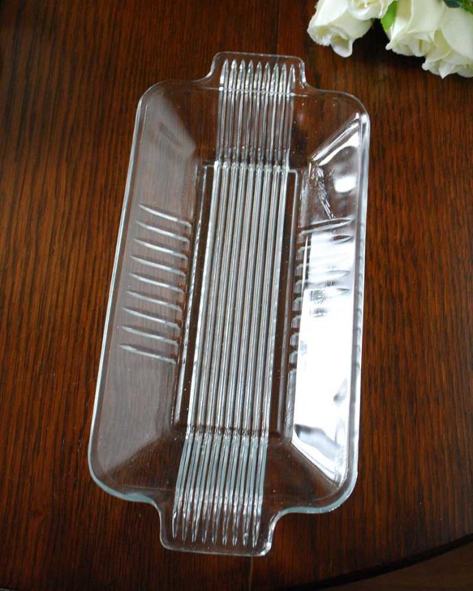 アンティーク雑貨 ラインの入ったシンプルなガラスのプレート、アンティークプレスドグラス。上から見ると、こんな形アンティークなので多少のキズやカケがある場合はありますが、使用上問題はありませんのでご了承下さい。(pg-5141)