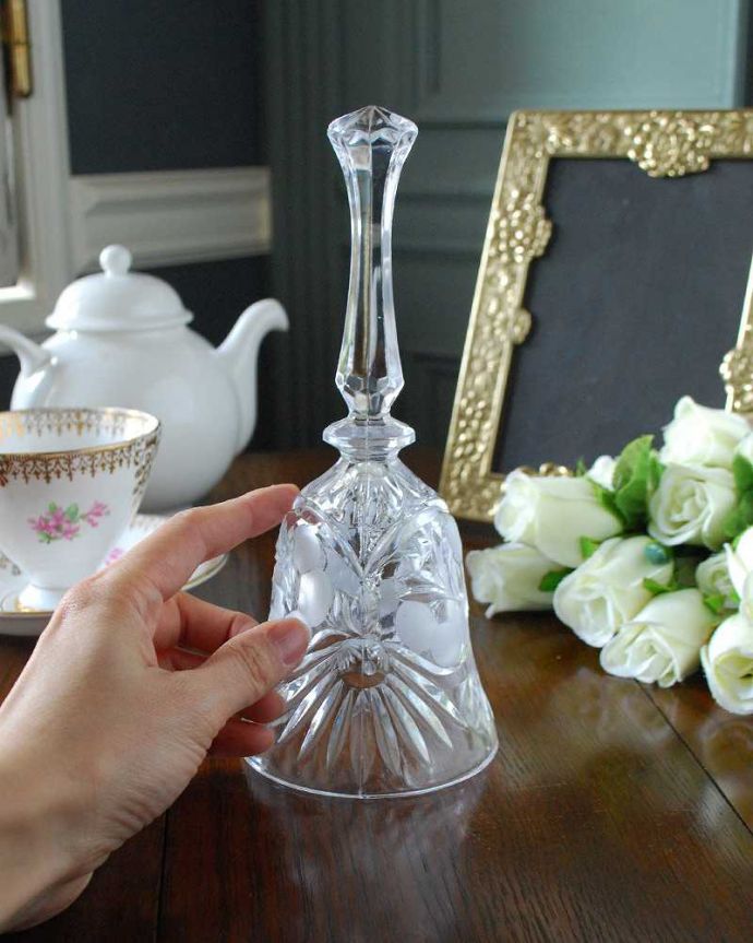 アンティーク 雑貨のガラス小物 アンティーク雑貨 お花のカッティングが可愛い、英国アンティークプレスドグラス(ガラスベル)。大きさはこれくらいですいろんな場所に置いて使われていただけあって、大きさもいろいろ。(pg-5149)