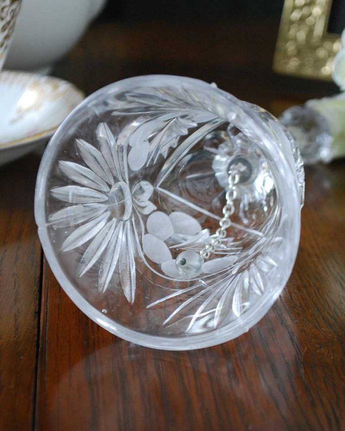 アンティーク 雑貨のガラス小物 アンティーク雑貨 お花のカッティングが可愛い、英国アンティークプレスドグラス(ガラスベル)。キレイな音を奏でてくれますアンティークなので多少のキズやカケがある場合はありますが、きちんと鳴ります。(pg-5149)