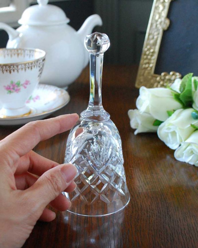 アンティーク 雑貨のガラス小物　アンティーク雑貨　憧れのテーブルコーディネートに華を添えるアンティークプレスドグラスのディナーベル。大きさはこれくらいですいろんな場所に置いて使われていただけあって、大きさもいろいろ。(pg-5152)