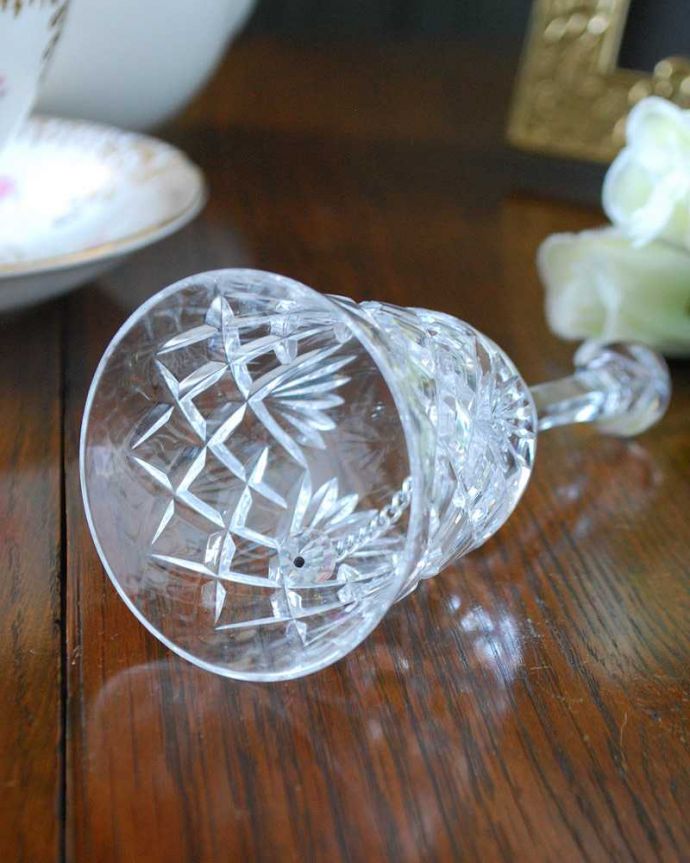 アンティーク 雑貨のガラス小物　アンティーク雑貨　憧れのテーブルコーディネートに華を添えるアンティークプレスドグラスのディナーベル。キレイな音を奏でてくれますアンティークなので多少のキズやカケがある場合はありますが、きちんと鳴ります。(pg-5152)