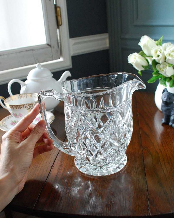 アンティーク 雑貨のガラス小物 アンティーク雑貨 光と水に反射してキラキラ輝くアンティークプレスドグラス、ウォータージャグ。いろんな使い方が出来ます飲み物を入れるのはもちろんフラワーベースとしても使いやすい便利なサイズです。(pg-5156)