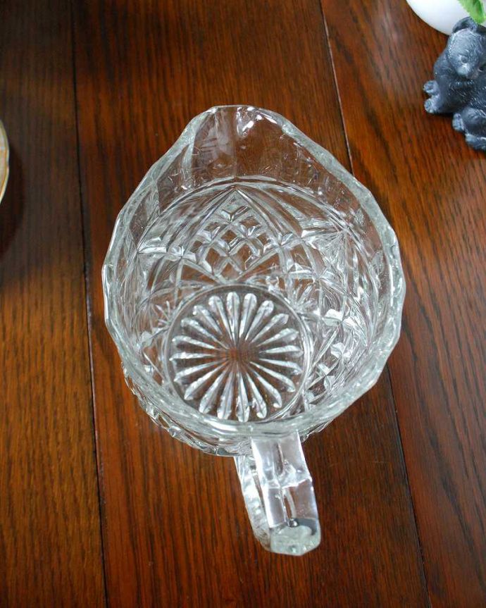 アンティーク 雑貨のガラス小物 アンティーク雑貨 光と水に反射してキラキラ輝くアンティークプレスドグラス、ウォータージャグ。中を見てみると・・・アンティークなので多少のキズやカケがありますが使用上問題がないものだけをご紹介しています。(pg-5156)