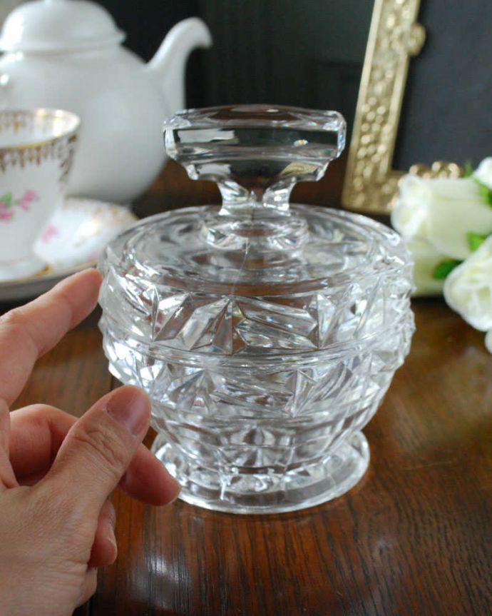 アンティーク 雑貨のガラス小物　アンティーク雑貨　リンゴのような可愛いフォルムのアンティークプレスドグラス、蓋付きのガラスケース。ふたを開ける度にワクワク中にお菓子や文具などいろんなものを入れて使ってみて下さい。(pg-5163)