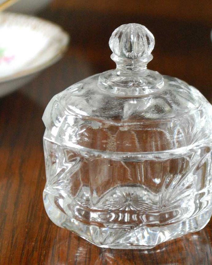 アンティーク 雑貨のガラス小物 アンティーク雑貨 小さな蓋付きガラスケース、アンティークプレスドグラス。女性のために作られたパフボール入れもともとは女性がお化粧するためのコットンやパフを収納するために作られた器。(pg-5169)