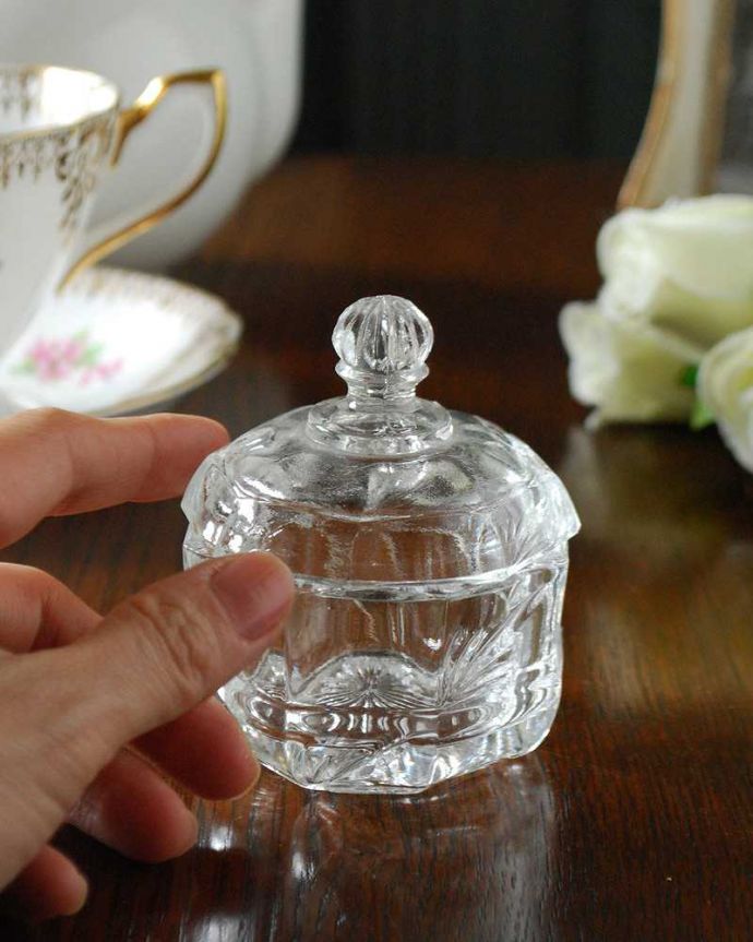 アンティーク 雑貨のガラス小物 アンティーク雑貨 小さな蓋付きガラスケース、アンティークプレスドグラス。ふたを開ける度にワクワク中にお菓子や文具などいろんなものを入れて使ってみて下さい。(pg-5169)