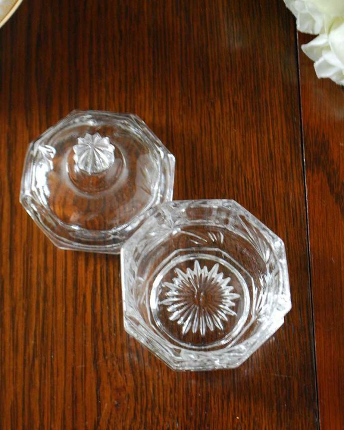 アンティーク 雑貨のガラス小物 アンティーク雑貨 小さな蓋付きガラスケース、アンティークプレスドグラス。上から見るとこんな感じアンティークなので多少のキズや欠けがある場合がありますが、使用上問題はありませんのでご了承下さい。(pg-5169)