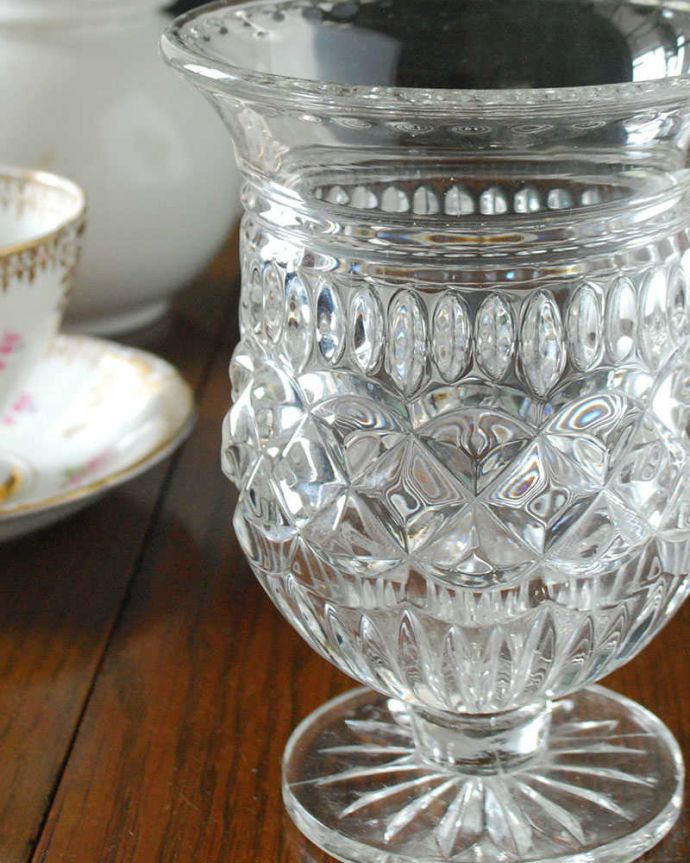 アンティーク 雑貨のガラス小物　アンティーク雑貨　たっぷりと入った装飾が可愛いアンティークプレスドグラス、セロリーベース(フラワーベース)。実は、セロリのために作られた器オシャレな花器に見えますが、実はセロリを立てて食卓に出すために作られた器、セロリ―ベース。(pg-5172)