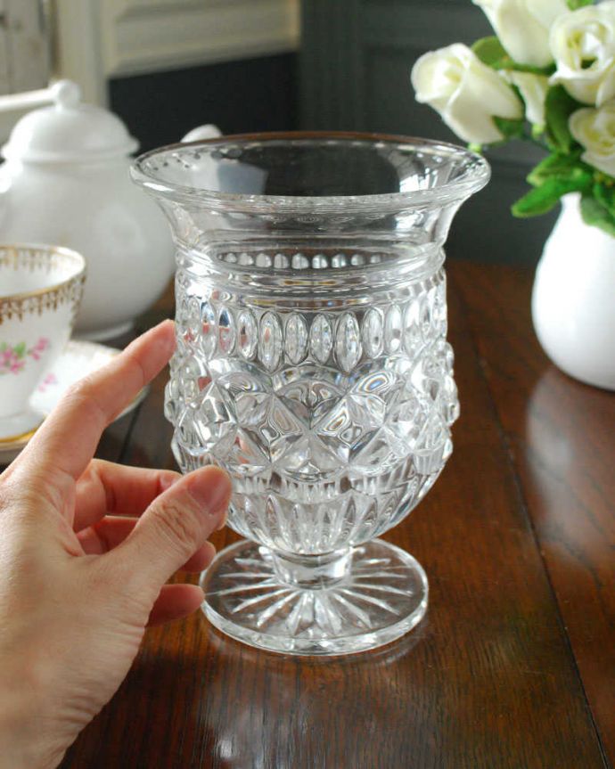 アンティーク 雑貨のガラス小物　アンティーク雑貨　たっぷりと入った装飾が可愛いアンティークプレスドグラス、セロリーベース(フラワーベース)。可愛い形が特長アンティークのガラスは現代のガラスと成分が違うから輝き方も違うんです。(pg-5172)