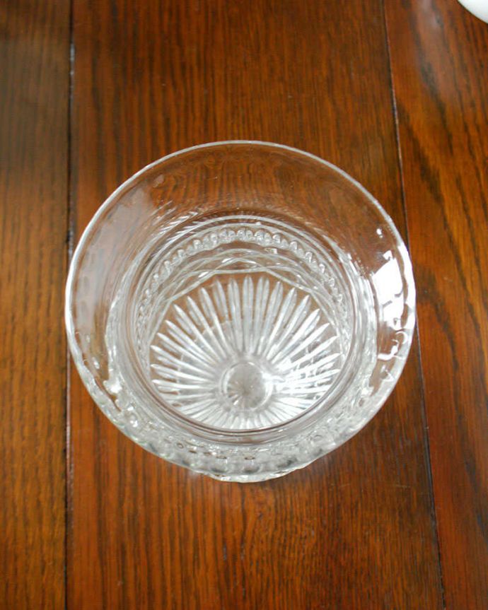 アンティーク 雑貨のガラス小物　アンティーク雑貨　たっぷりと入った装飾が可愛いアンティークプレスドグラス、セロリーベース(フラワーベース)。上から見てチェックアンティークのため、多少の欠け・傷がある場合がありますが、使用上問題はありませんので、ご了承下さい。(pg-5172)