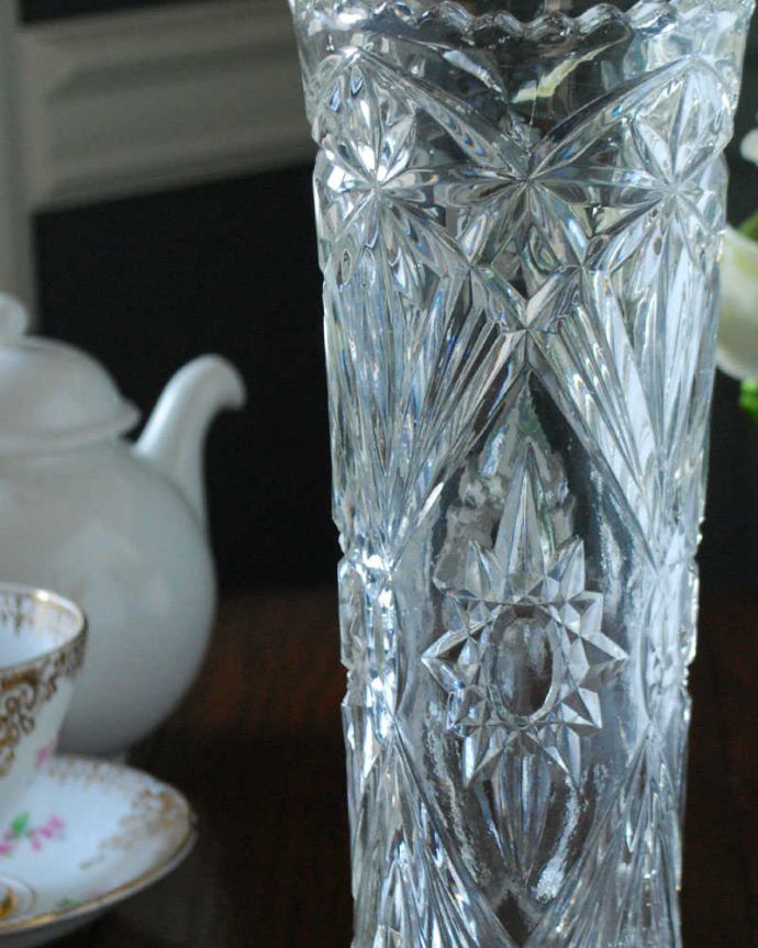 アンティーク 雑貨のガラス小物　アンティーク雑貨　カッティングが美しいフラワーベース、アンティークプレスドグラス（花器）。光が入るとキラキラと輝きますサイズが大きなプレスドグラスは、より太陽の光を反射してキラキラと輝きます。(pg-5177)