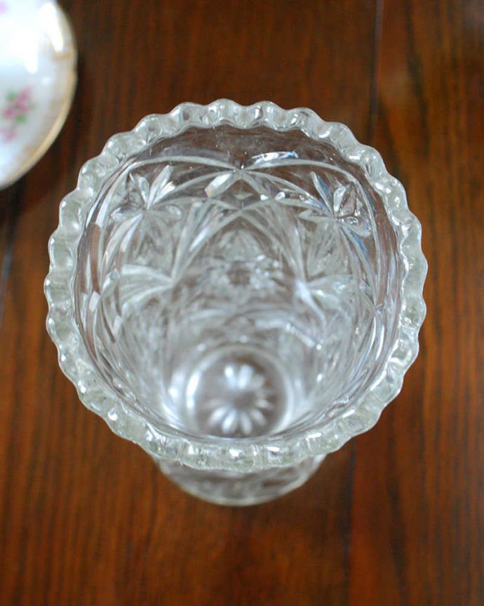 アンティーク 雑貨のガラス小物　アンティーク雑貨　カッティングが美しいフラワーベース、アンティークプレスドグラス（花器）。上からのぞいて見ると･･･アンティークなので多少のキズ・欠けがある場合がありますが、使用上問題はありませんので、ご了承下さい。(pg-5177)
