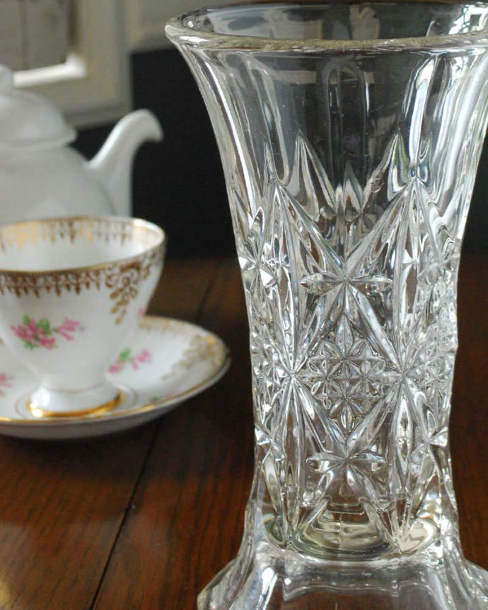 アンティーク 雑貨のガラス小物 アンティーク雑貨 お花と一緒にお部屋を華やかに演出してくれるアンティークプレスドグラス、フラワーベース。お花を入れずに眺めているだけで幸せな時間アンティークのガラスは成分が今のものと違うので、置いておくだけでキラキラ輝いて楽しめます。(pg-5185)