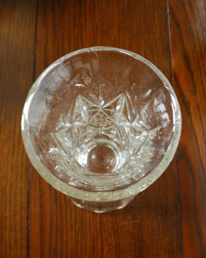 アンティーク 雑貨のガラス小物 アンティーク雑貨 お花と一緒にお部屋を華やかに演出してくれるアンティークプレスドグラス、フラワーベース。上から見るとこんな感じですアンティークなので、多少の欠け・傷がある場合がありますが、使用上問題はありませんのでご了承下さい。(pg-5185)