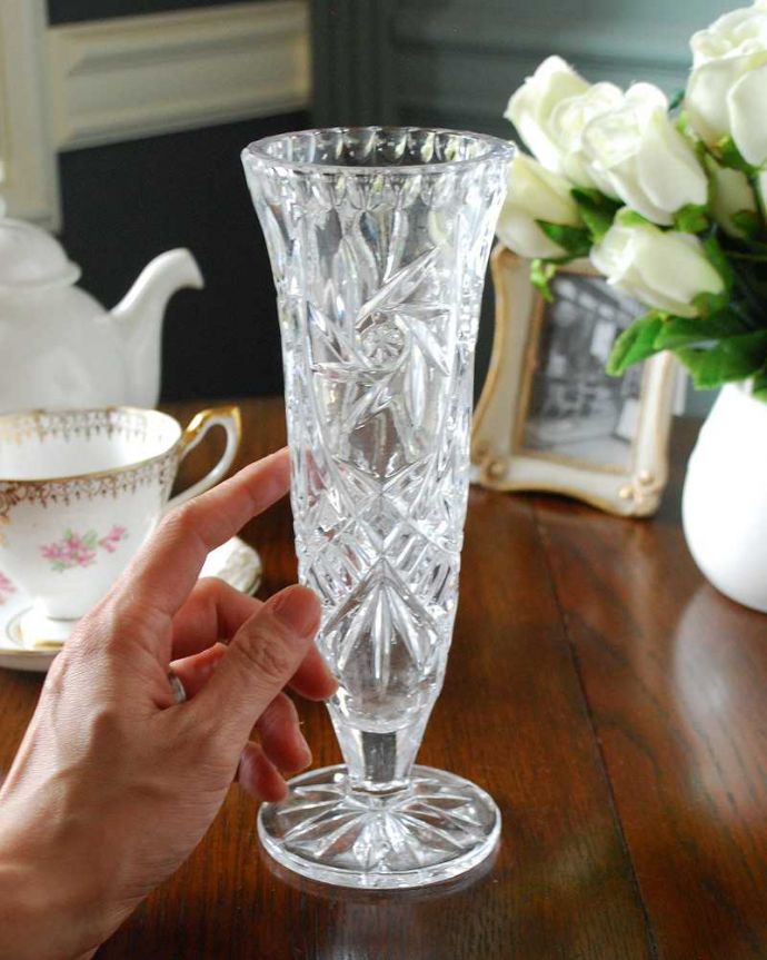 アンティーク 雑貨のガラス小物 アンティーク雑貨 スマートなフォルムのアンティークプレスドグラス、フラワーべース。キラキラ輝く美しさ置いておくだけでも絵になるデザイン。(pg-5189)