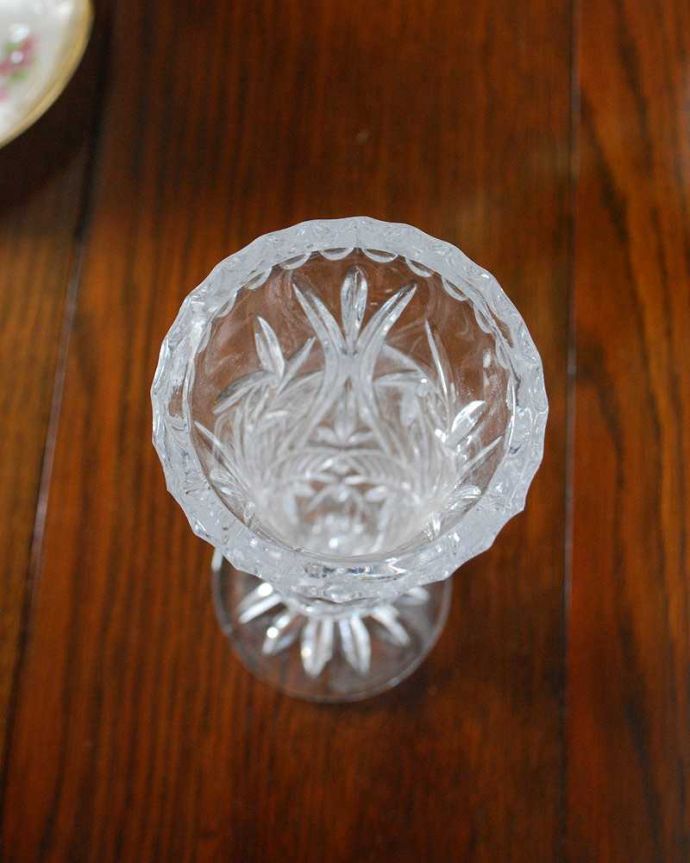 アンティーク 雑貨のガラス小物 アンティーク雑貨 スマートなフォルムのアンティークプレスドグラス、フラワーべース。上から見て中をチェックアンティークなので多少の欠けやキズがある場合がありますが、使用上問題ありませんのでご了承下さい。(pg-5189)