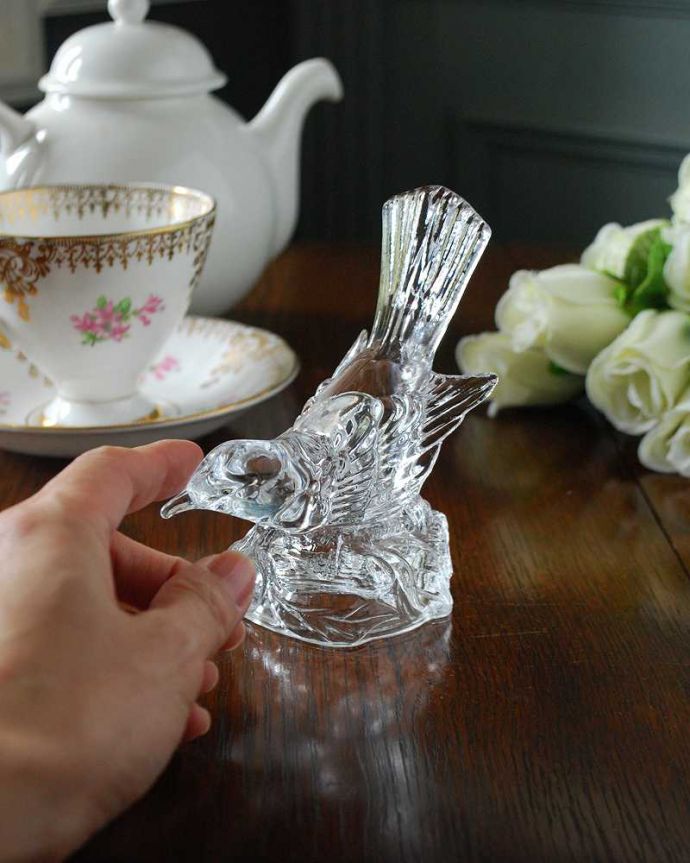 小さな鳥がお部屋の中でキラキラ輝くアンティークプレスドグラス、小鳥