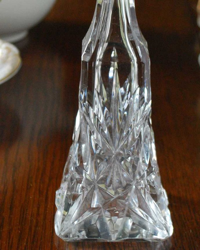 アンティーク 雑貨のガラス小物　アンティーク雑貨　女性の憧れアンティーク香水ボトル、プレスドグラスのフレグランスボトル。華やかな香りを包む美しい瓶美しいガラスボトルに閉じ込められた華やかな香り。(pg-5207)