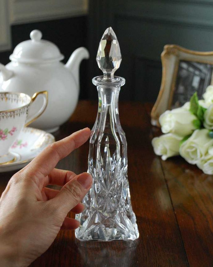 アンティーク 雑貨のガラス小物　アンティーク雑貨　女性の憧れアンティーク香水ボトル、プレスドグラスのフレグランスボトル。貴重なガラスの栓付きですガラスで出来た栓は壊れやすいので残っているだけで貴重です。(pg-5207)