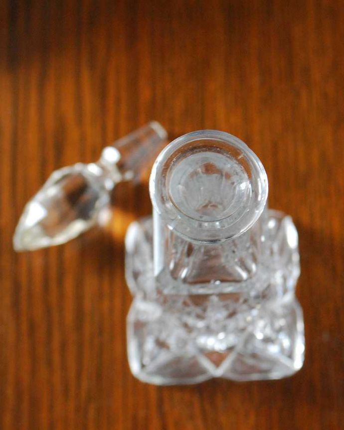 アンティーク 雑貨のガラス小物　アンティーク雑貨　女性の憧れアンティーク香水ボトル、プレスドグラスのフレグランスボトル。上から見るとこんな感じです。(pg-5207)